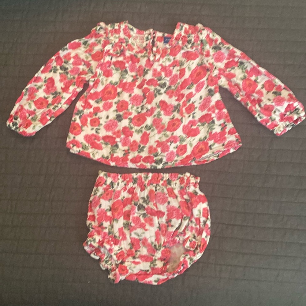 Old Navy Two Piece Set Size 6-12 Months EUC